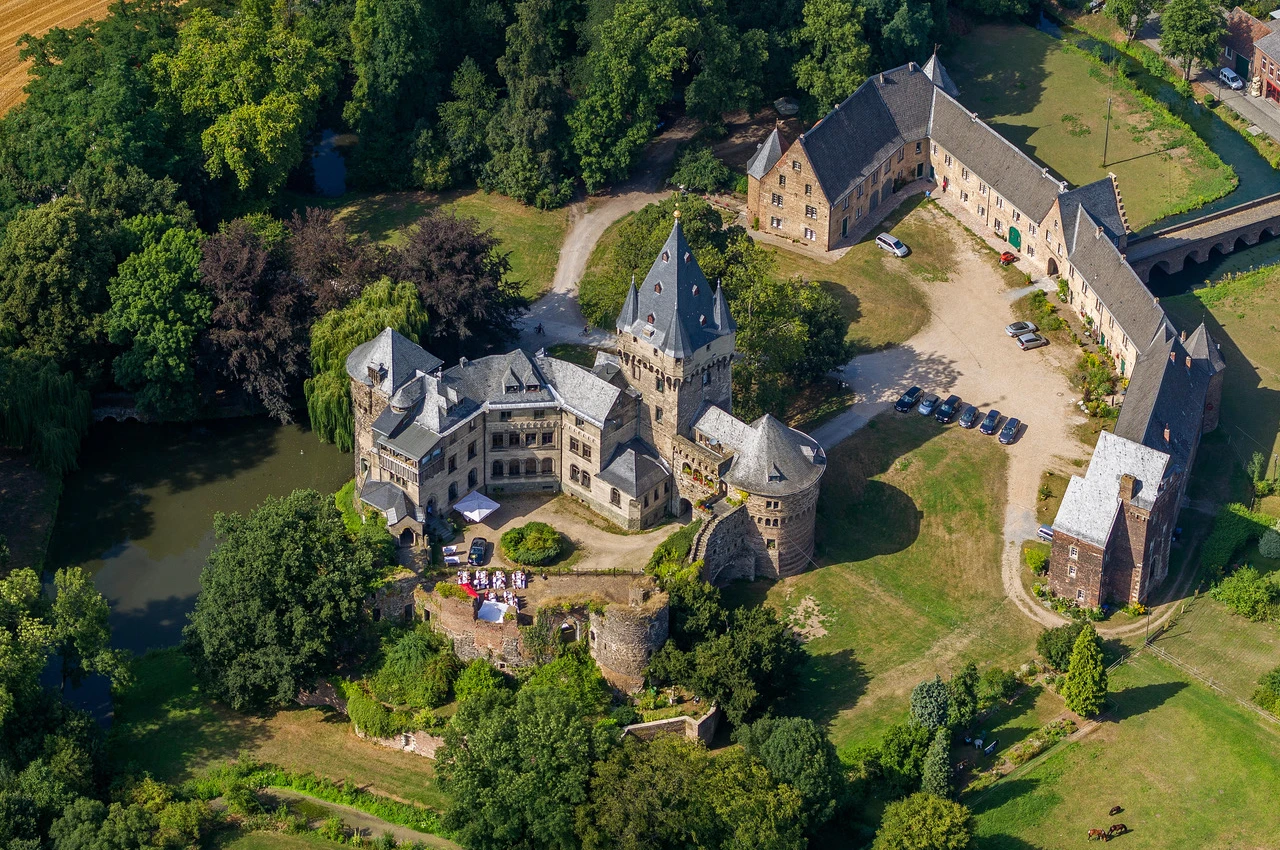 Luftaufnahme vom Schloss Hülchenrath